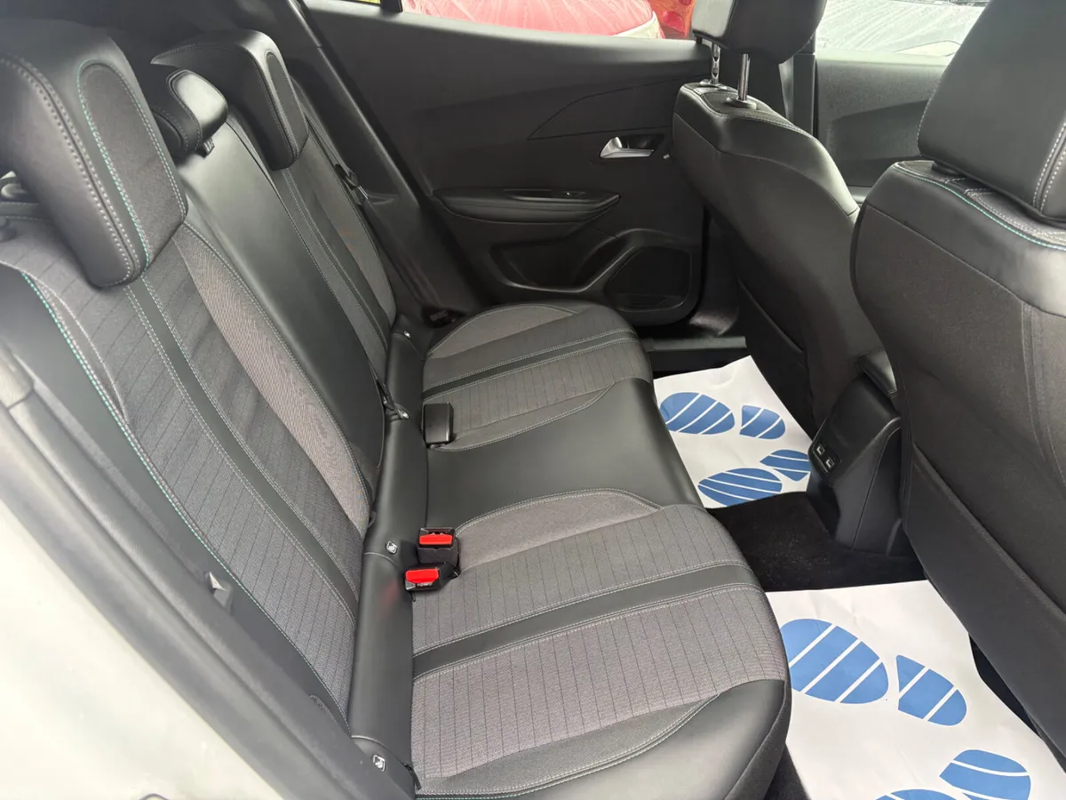 Peugeot 2008 MPV, Petrol, 2022, White