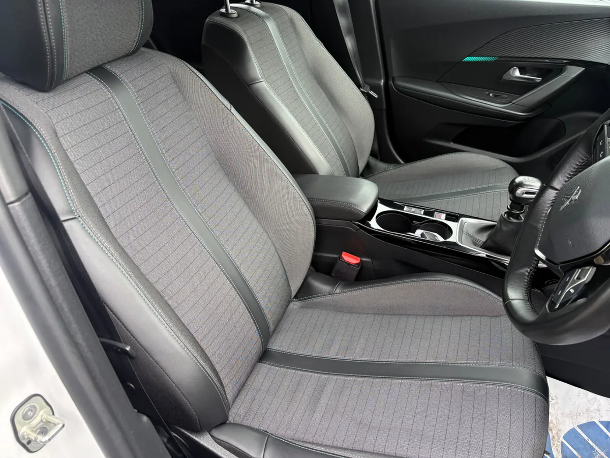 Peugeot 2008 MPV, Petrol, 2022, White