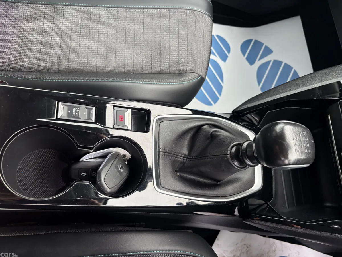 Peugeot 2008 MPV, Petrol, 2022, White