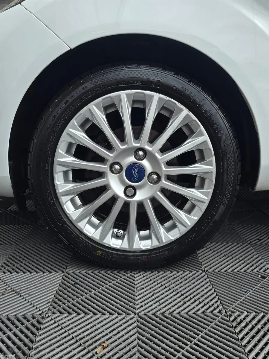 Ford Fiesta Hatchback, Petrol, 2014, White