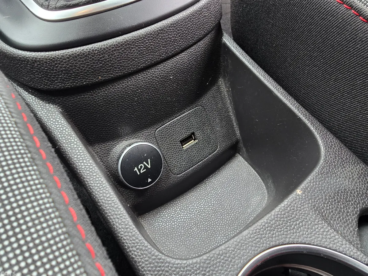 Ford Fiesta Hatchback, Petrol, 2017, Red