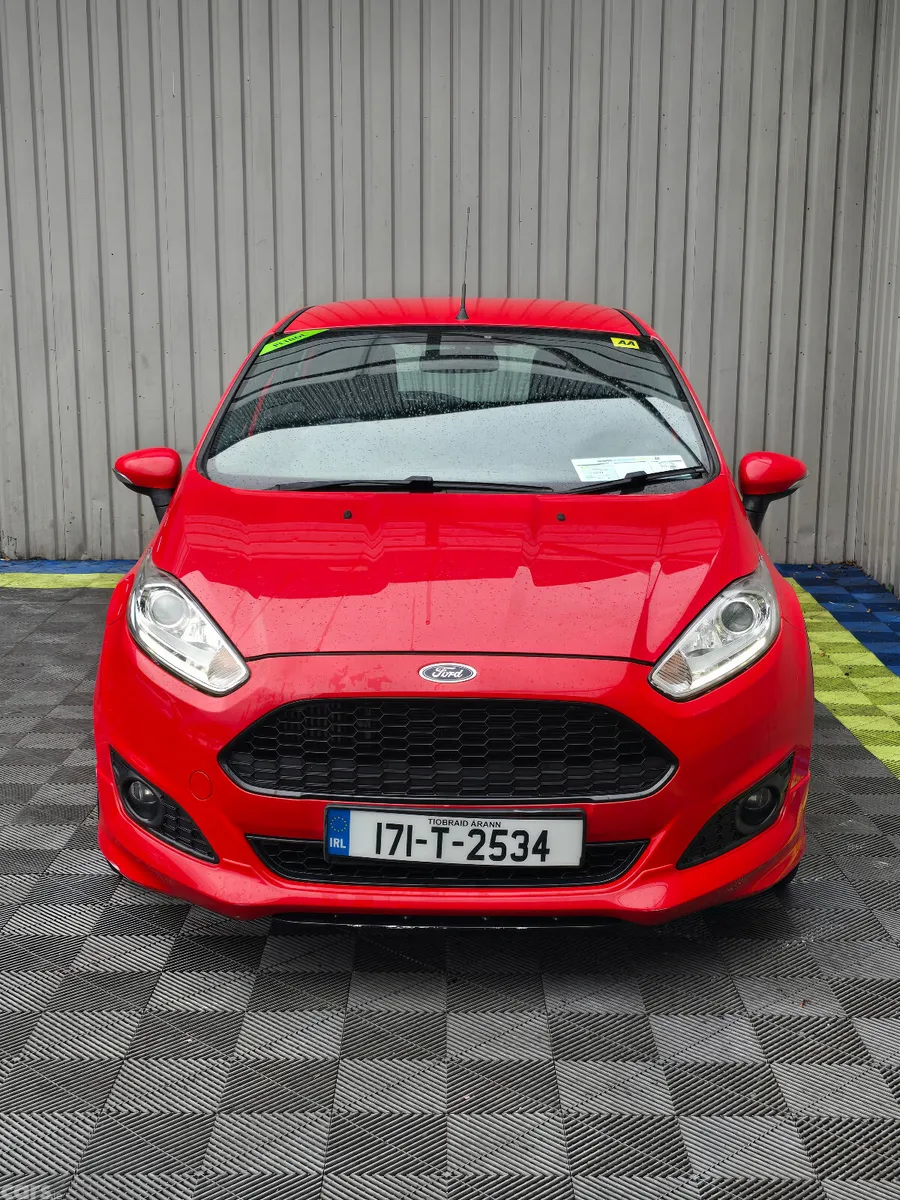 Ford Fiesta Hatchback, Petrol, 2017, Red