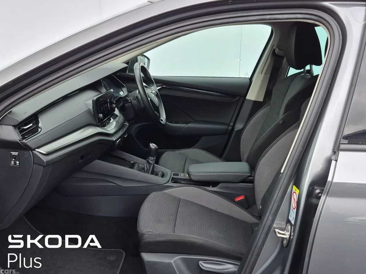 Skoda Octavia Saloon, Petrol, 2023, Grey
