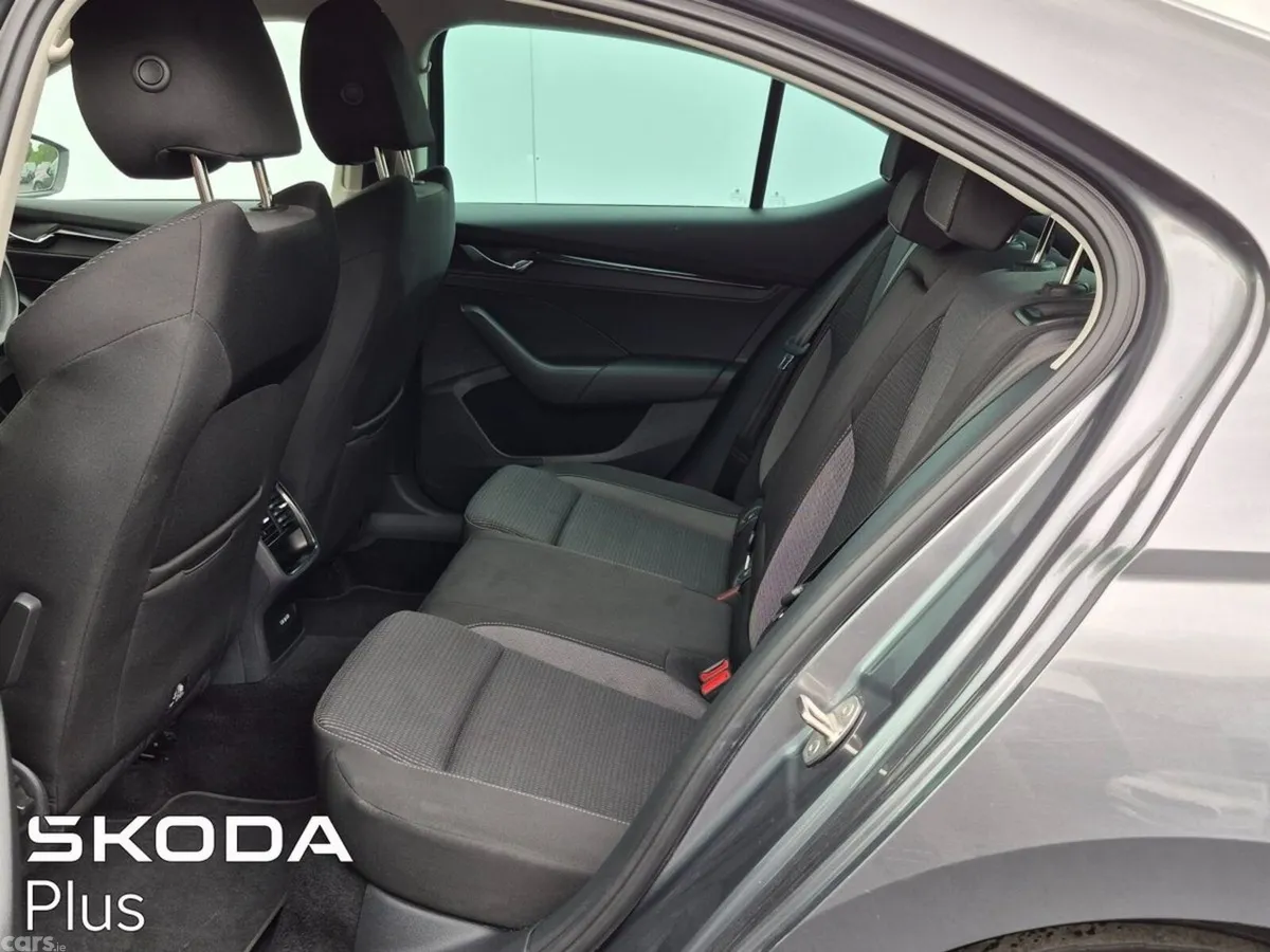 Skoda Octavia Saloon, Petrol, 2023, Grey