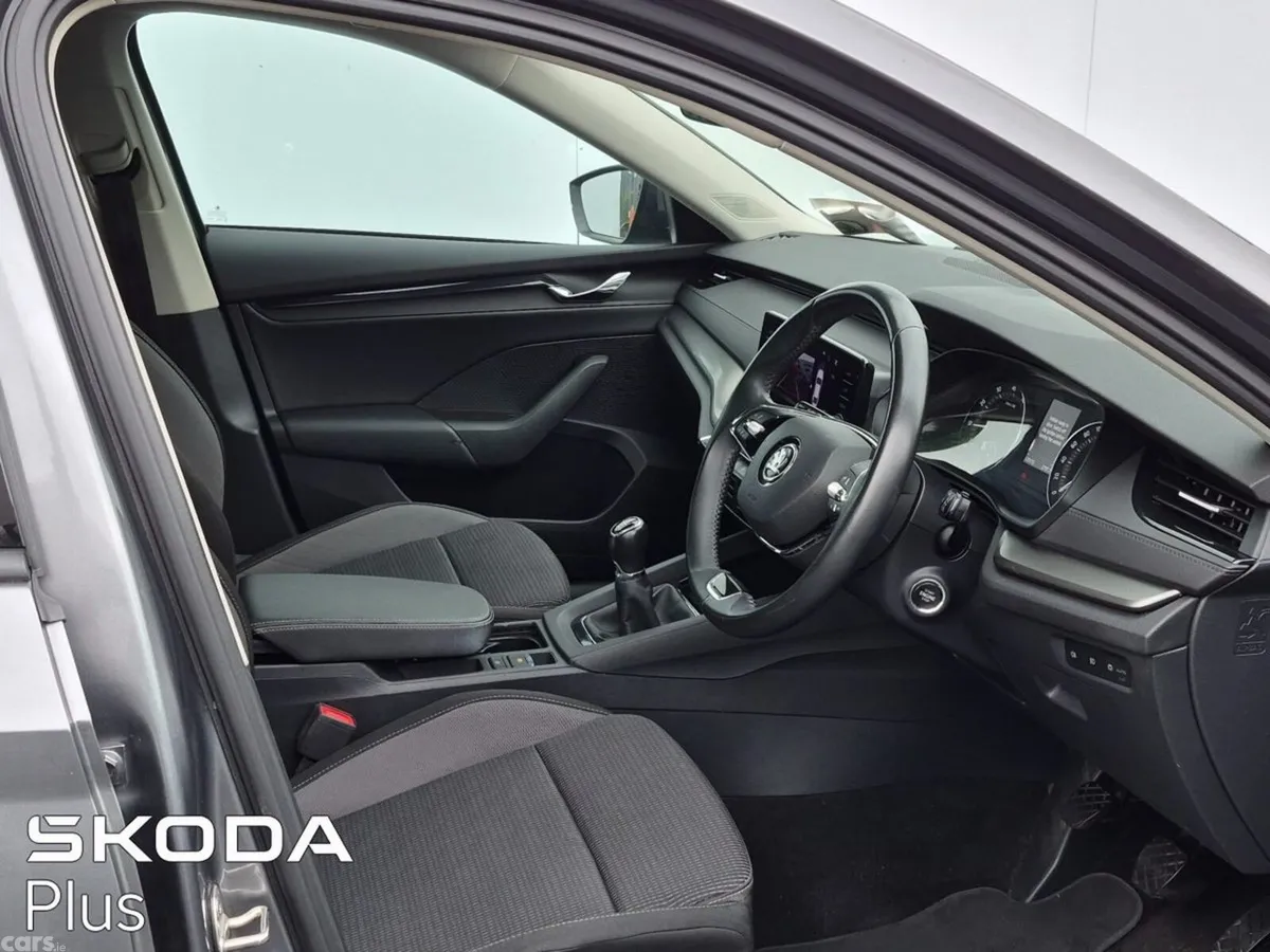 Skoda Octavia Saloon, Petrol, 2023, Grey