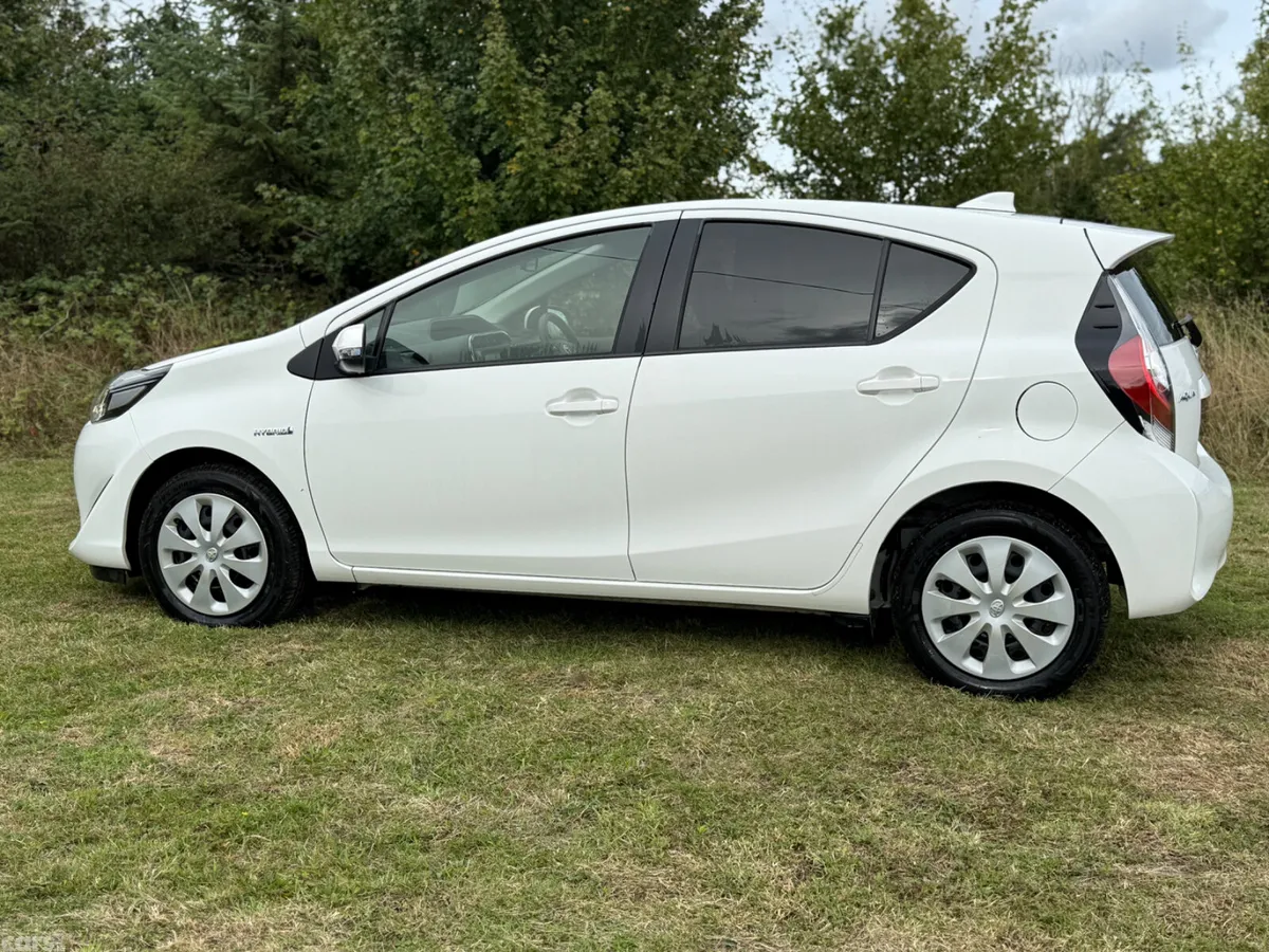 Toyota Aqua Hatchback, Petrol Hybrid, 2018, White