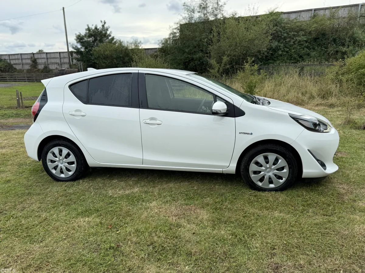 Toyota Aqua Hatchback, Petrol Hybrid, 2018, White