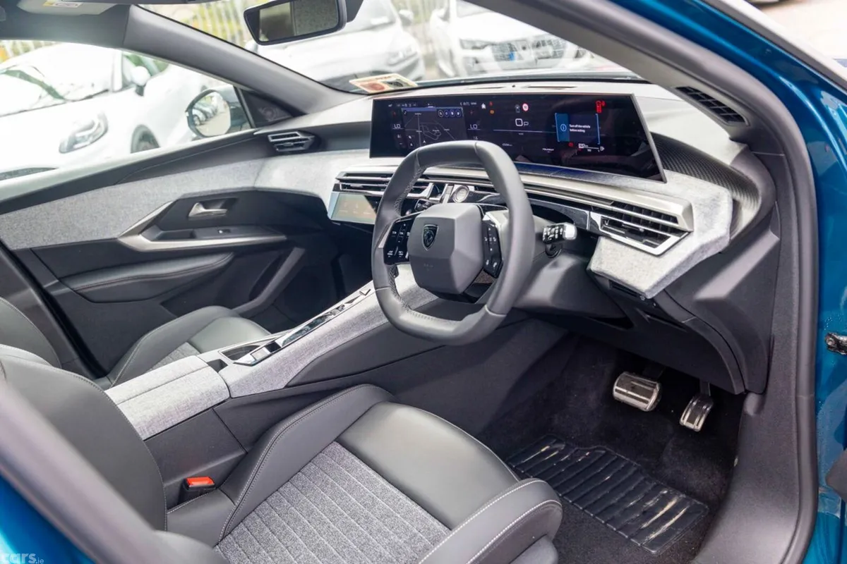 Peugeot 5008 MPV, Petrol, 2026, Blue
