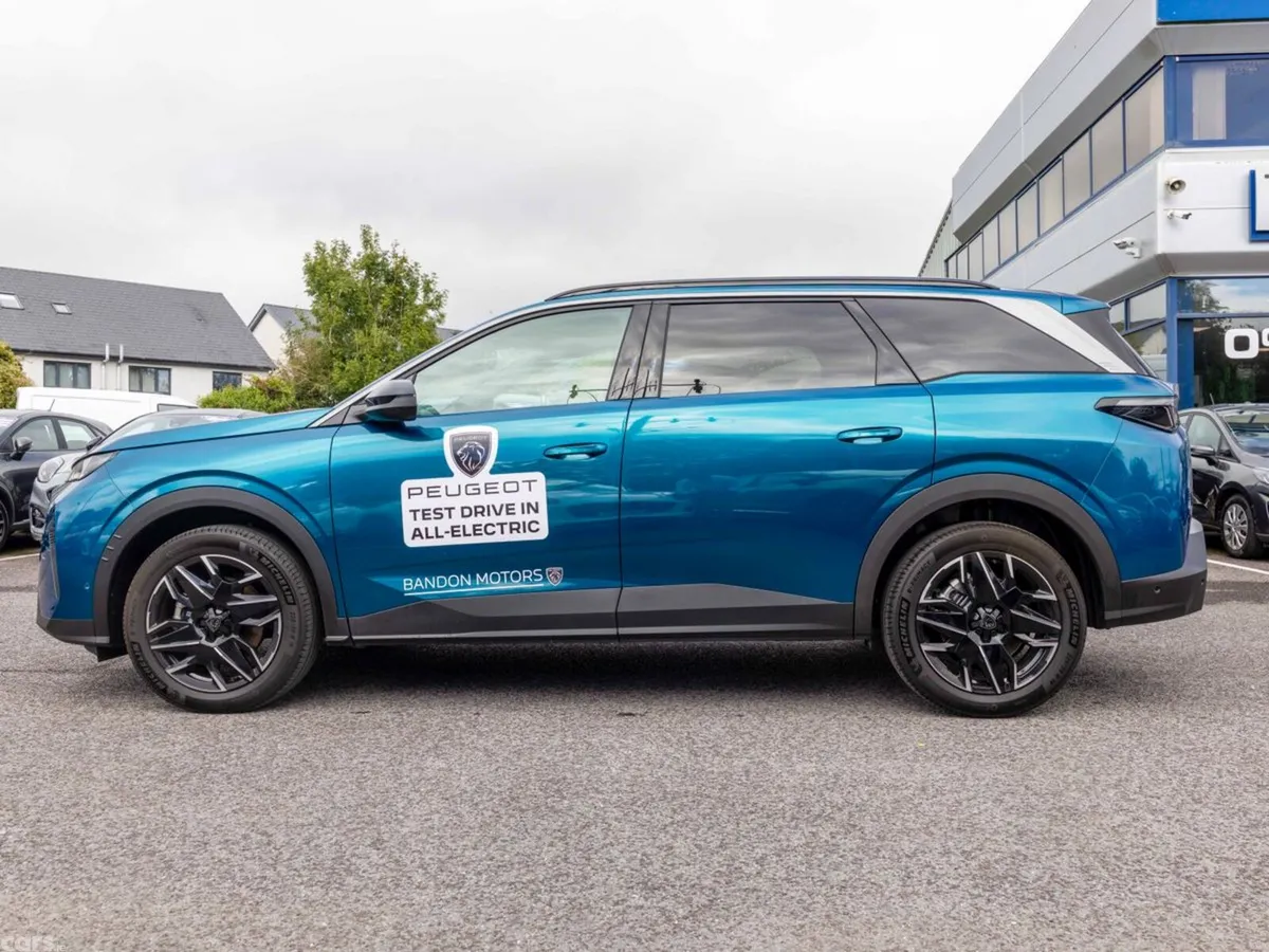 Peugeot 5008 MPV, Petrol, 2026, Blue