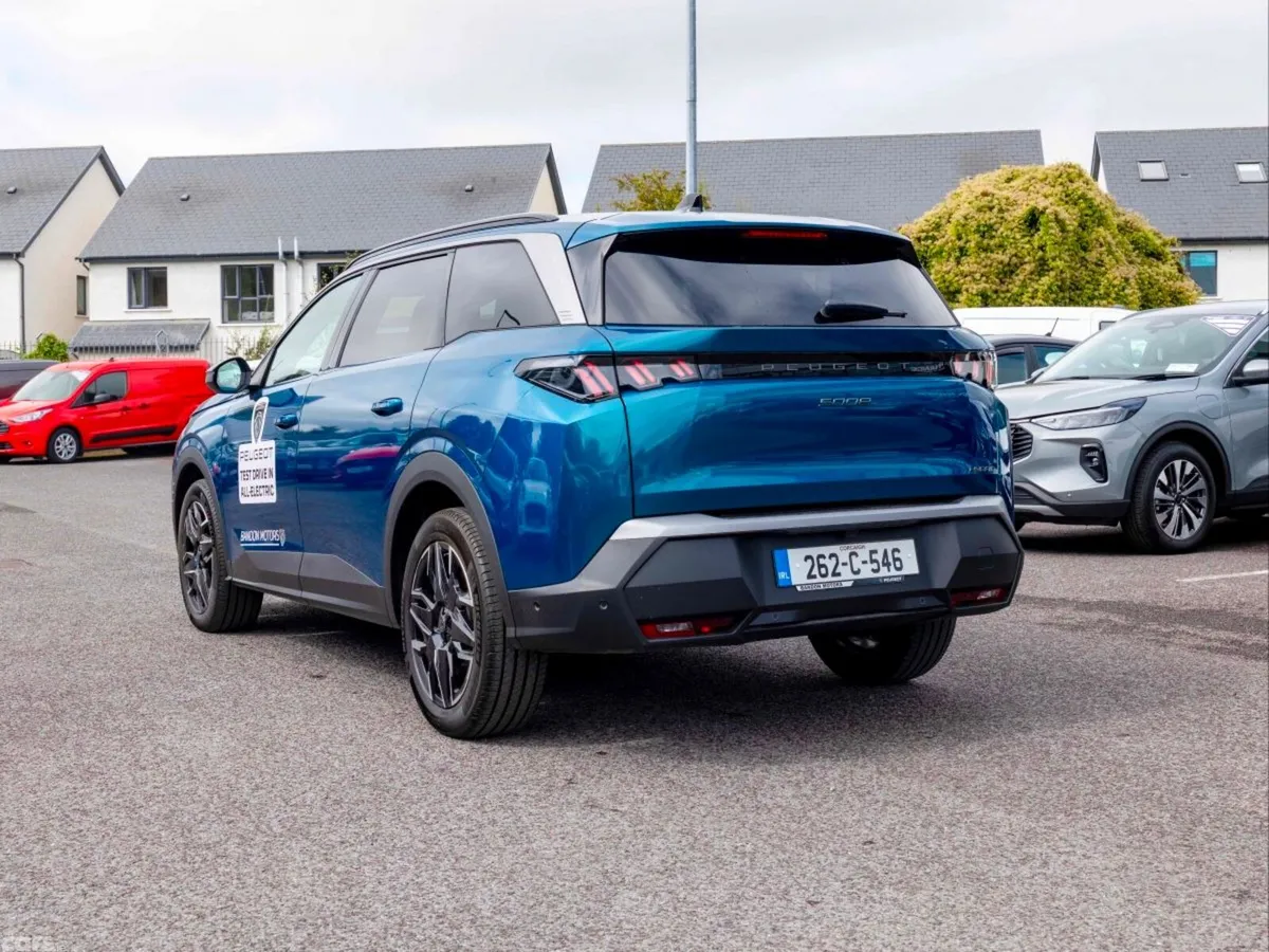 Peugeot 5008 MPV, Petrol, 2026, Blue