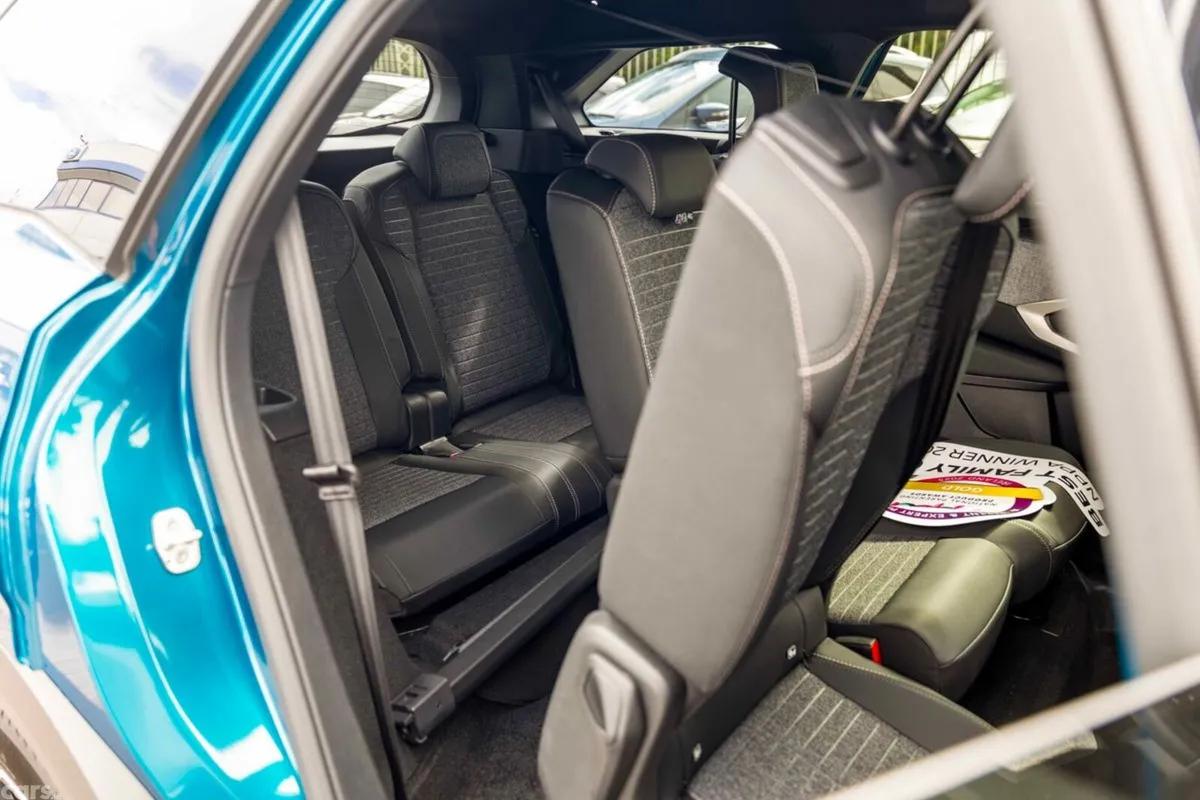 Peugeot 5008 MPV, Petrol, 2026, Blue