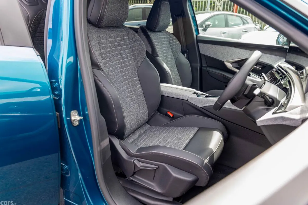 Peugeot 5008 MPV, Petrol, 2026, Blue