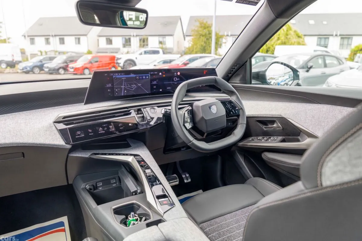 Peugeot 5008 MPV, Petrol, 2026, Blue