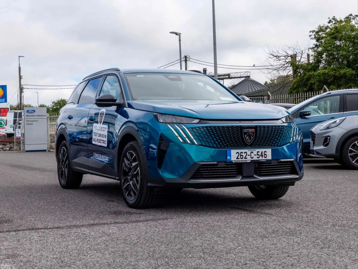 Peugeot 5008 MPV, Petrol, 2026, Blue