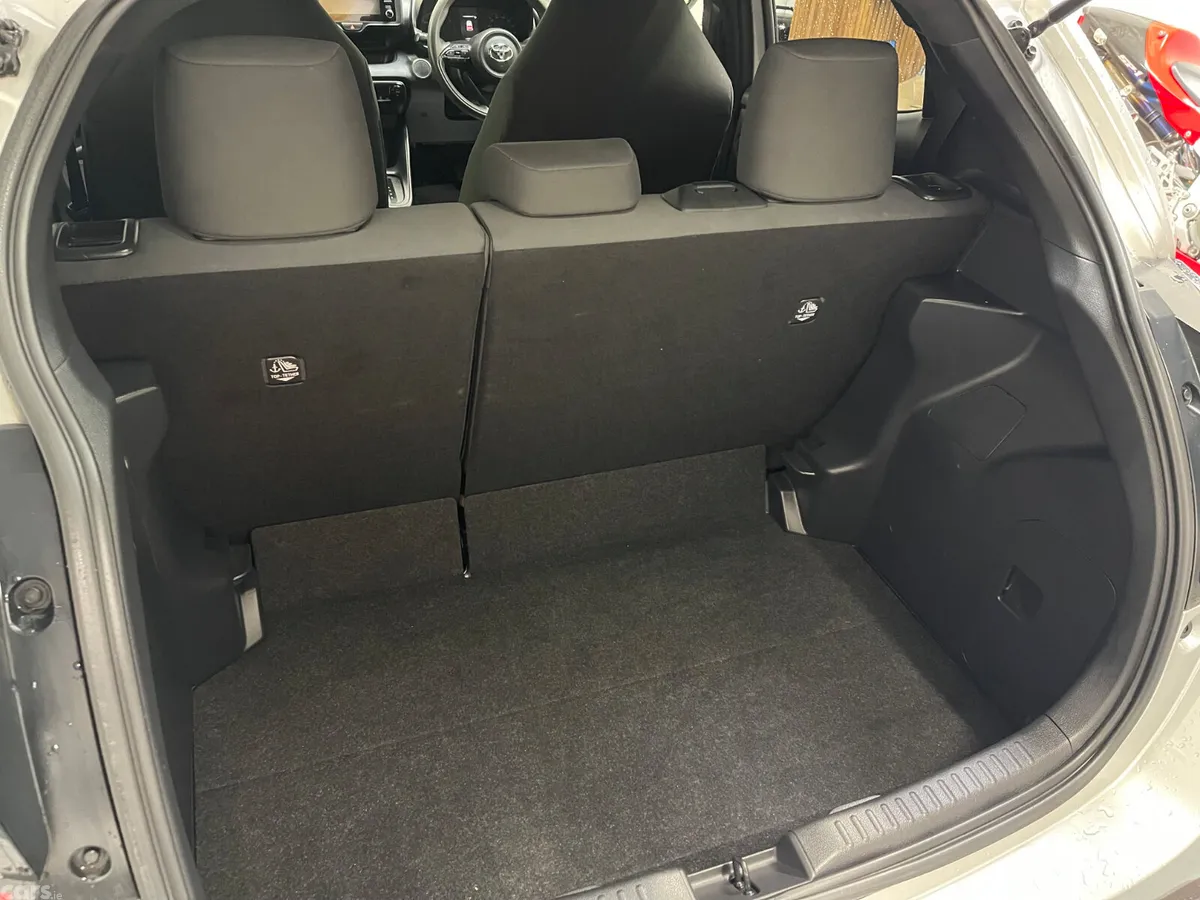 Toyota Yaris Hatchback, Petrol Hybrid, 2021, Silver