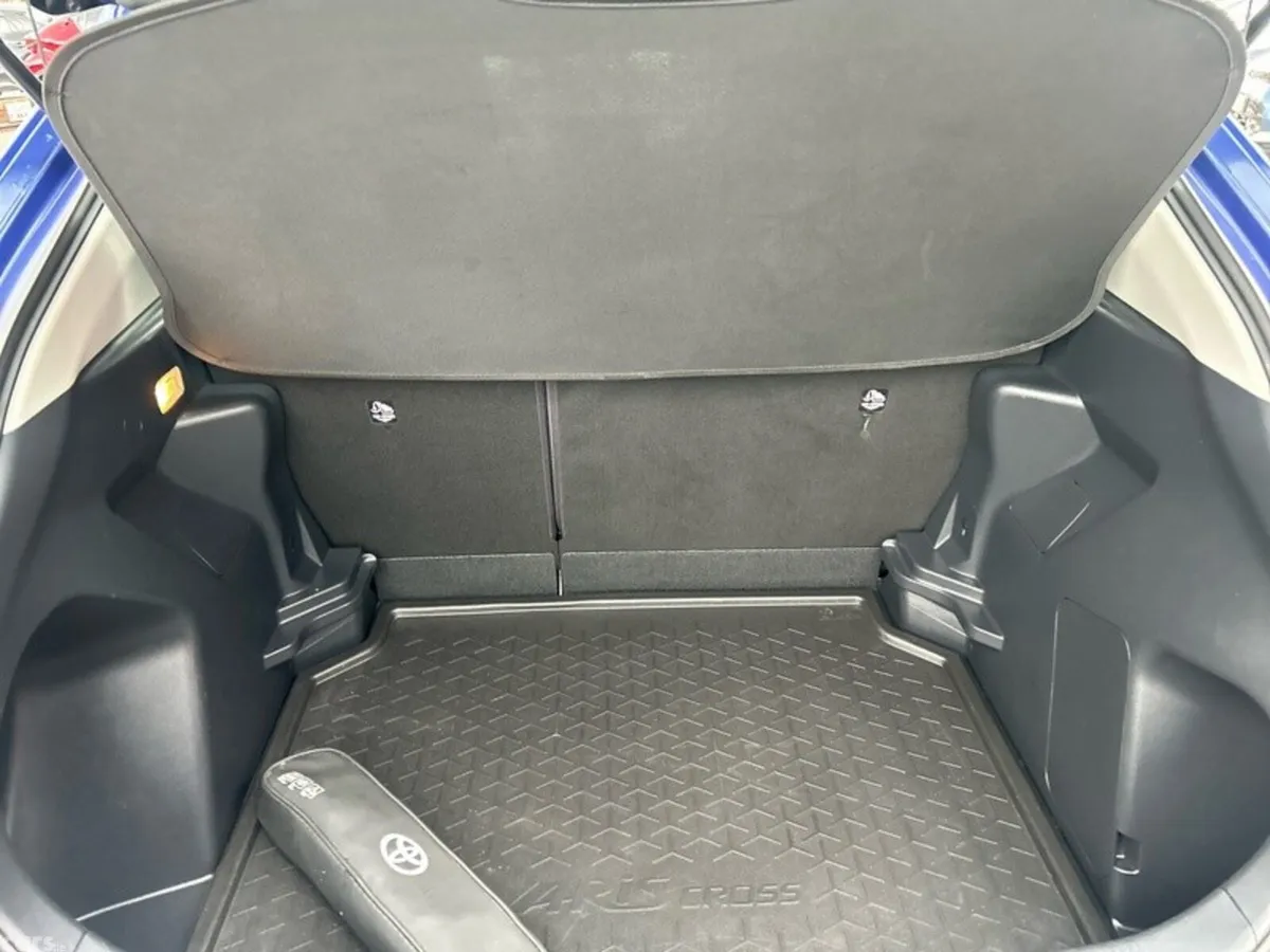 Toyota Yaris Cross Hatchback, Petrol Hybrid, 2023, Blue