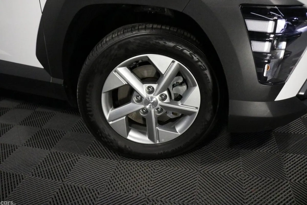Hyundai KONA MPV, Petrol, 2025, White