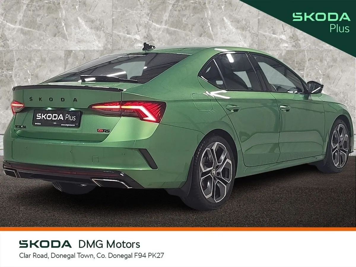 Skoda Octavia Saloon, Diesel, 2024, Green