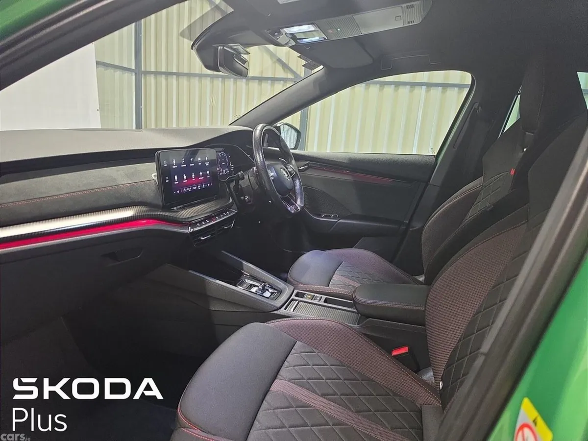 Skoda Octavia Saloon, Diesel, 2024, Green