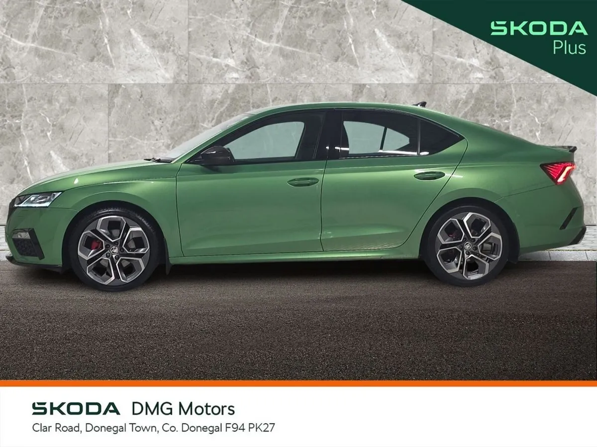 Skoda Octavia Saloon, Diesel, 2024, Green