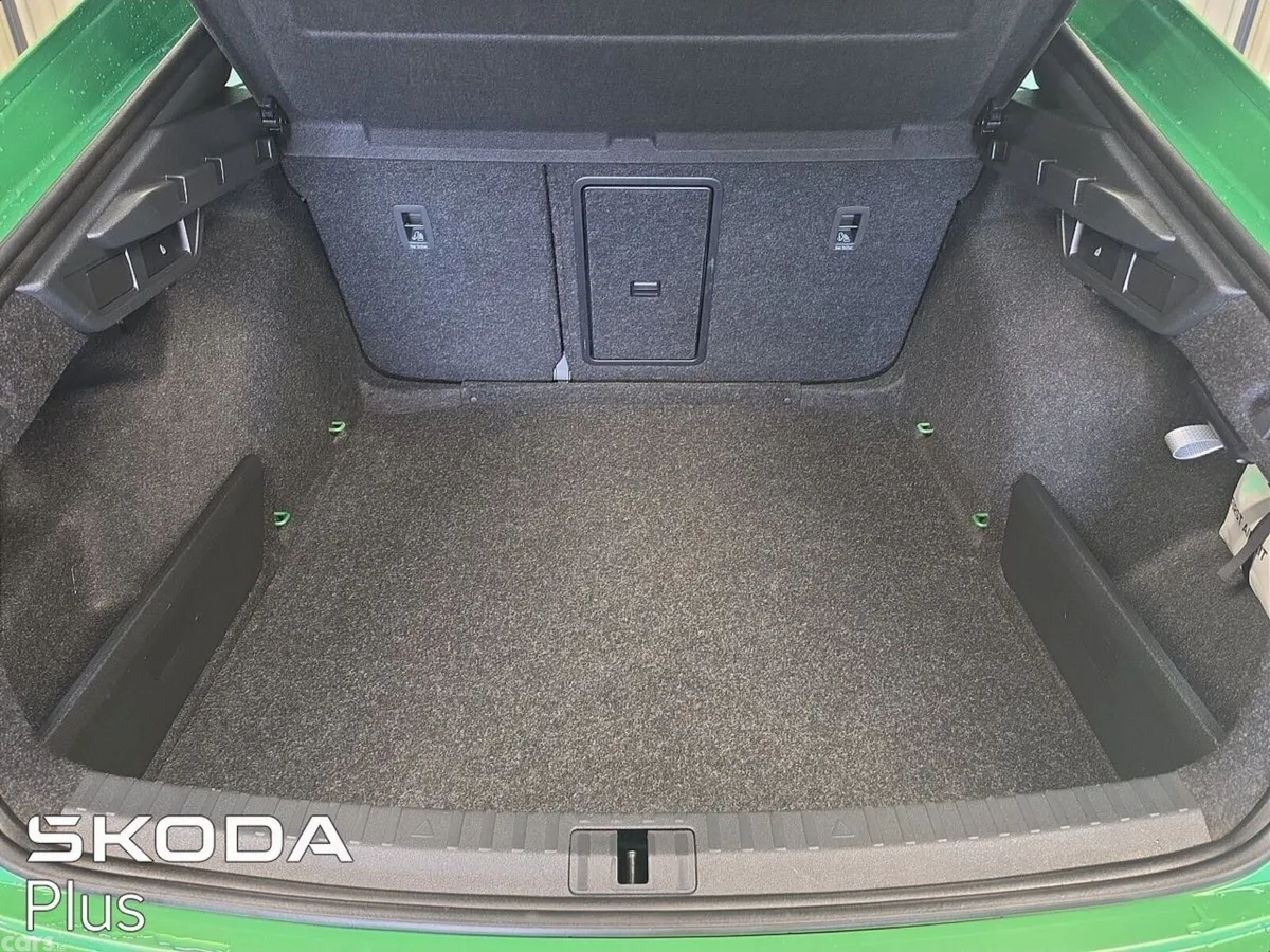 Skoda Octavia Saloon, Diesel, 2024, Green