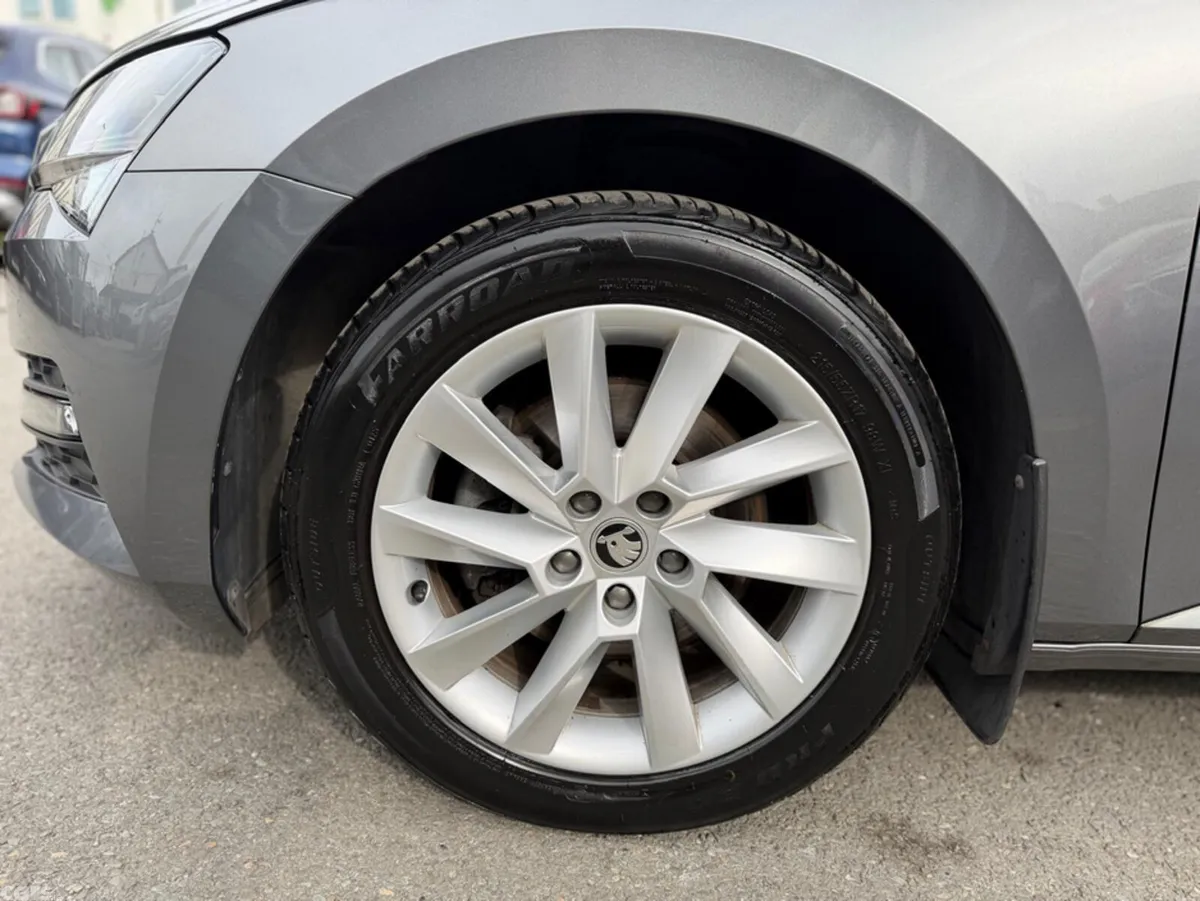 Skoda Superb Hatchback, Diesel, 2023, Grey