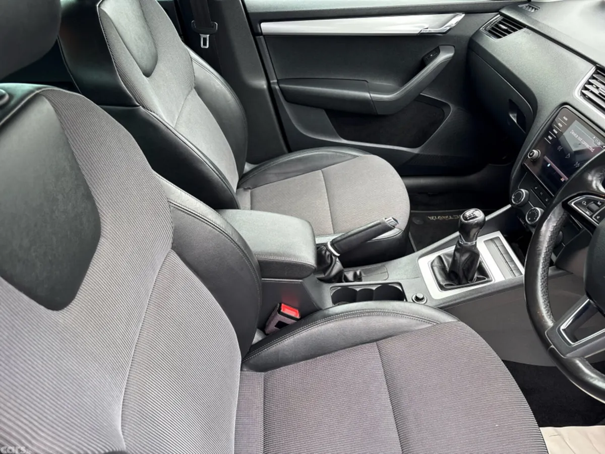 Skoda Octavia Hatchback, Petrol, 2020, Grey