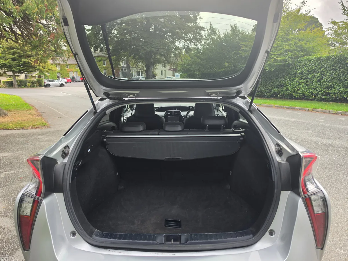 Toyota Prius Hatchback, Petrol Hybrid, 2019, White