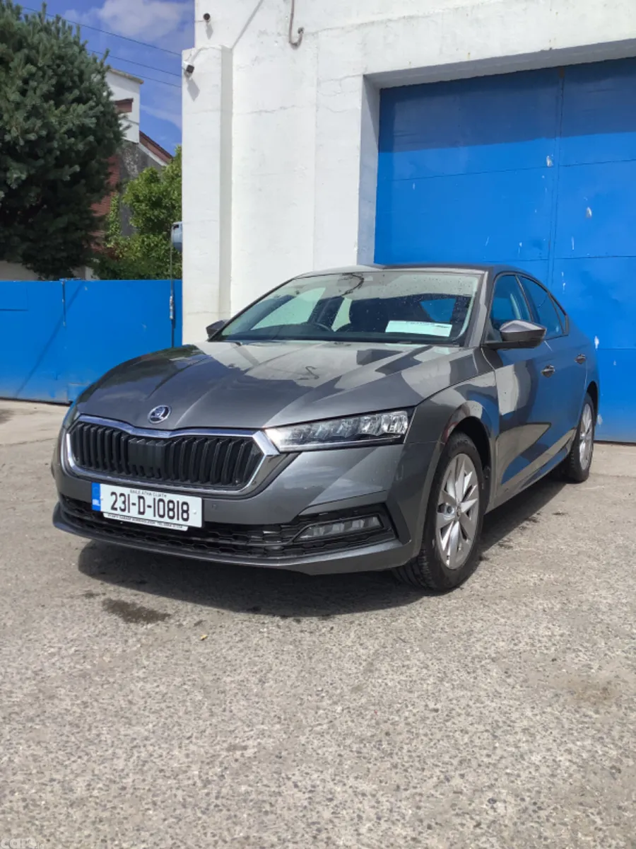 Skoda Octavia Saloon, Diesel, 2023, Grey