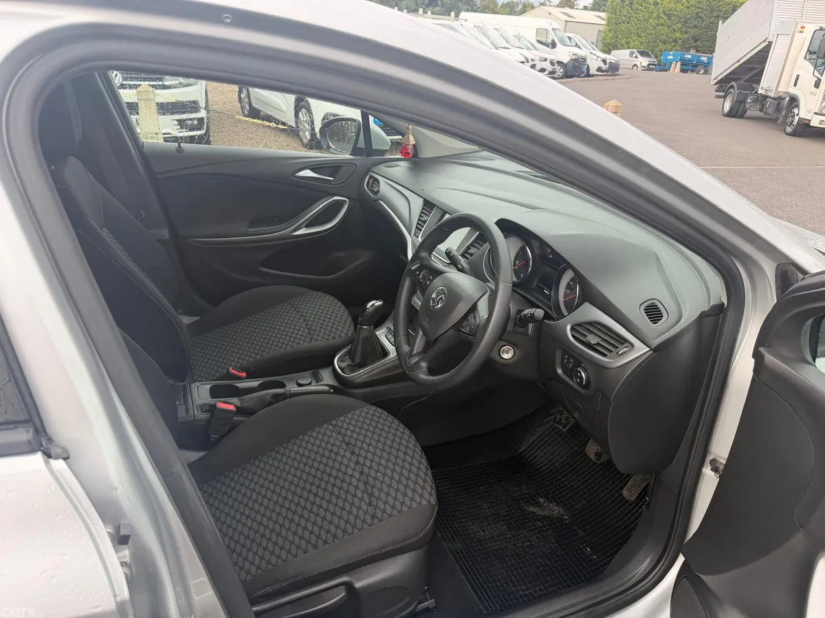 Vauxhall Astra Hatchback, Diesel, 2019, Silver