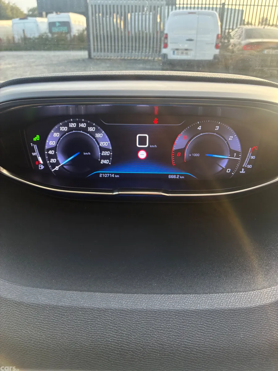 Peugeot 5008 MPV, Diesel, 2019, White