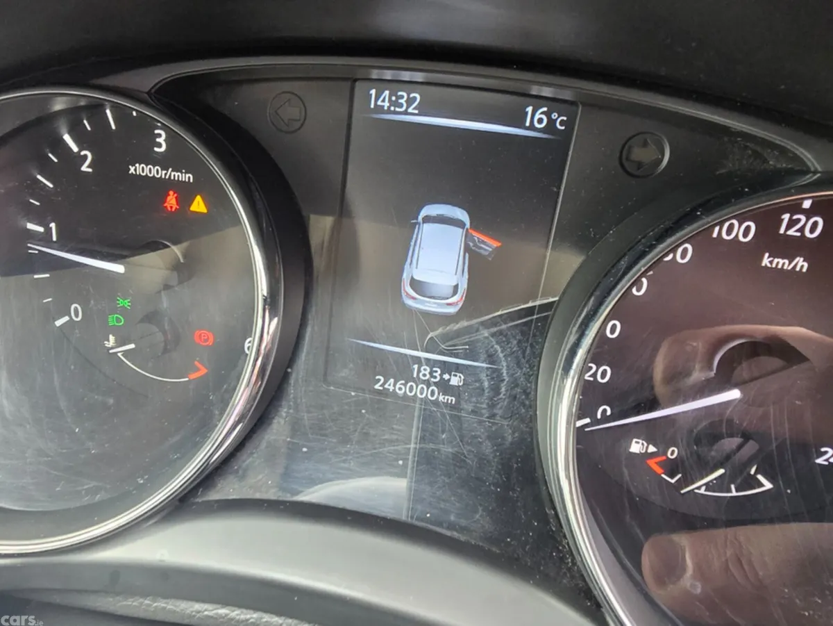 Nissan Qashqai SUV, Diesel, 2014, Brown