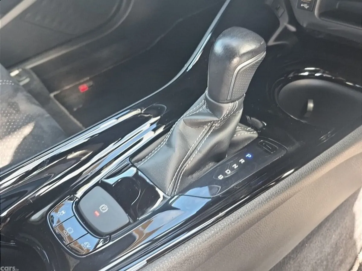 Toyota C-HR SUV, Petrol Hybrid, 2020, White