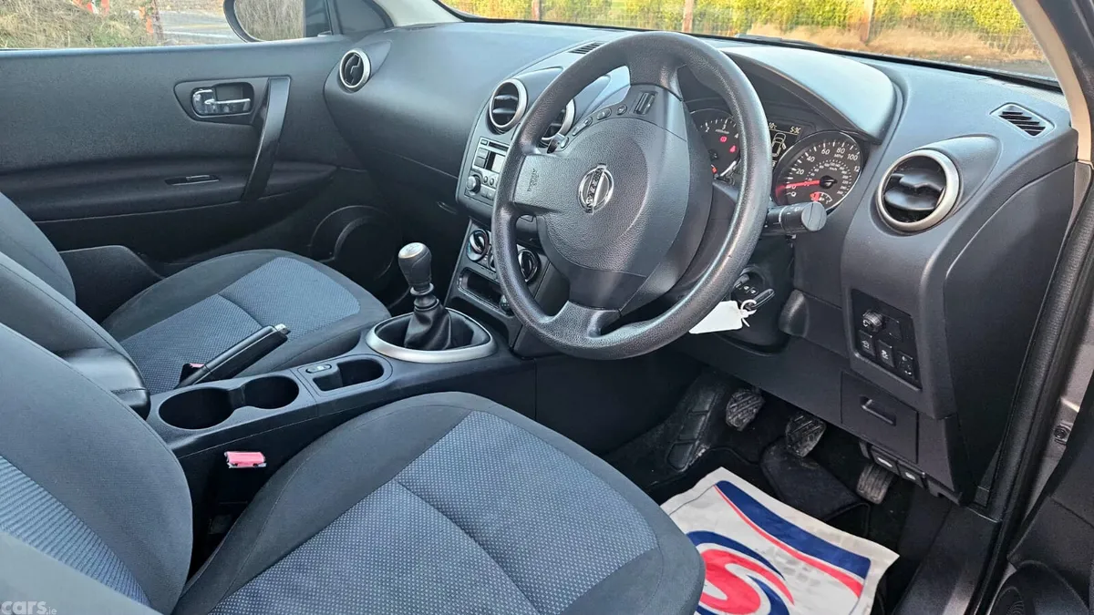 Nissan Qashqai Hatchback, Diesel, 2013, Grey