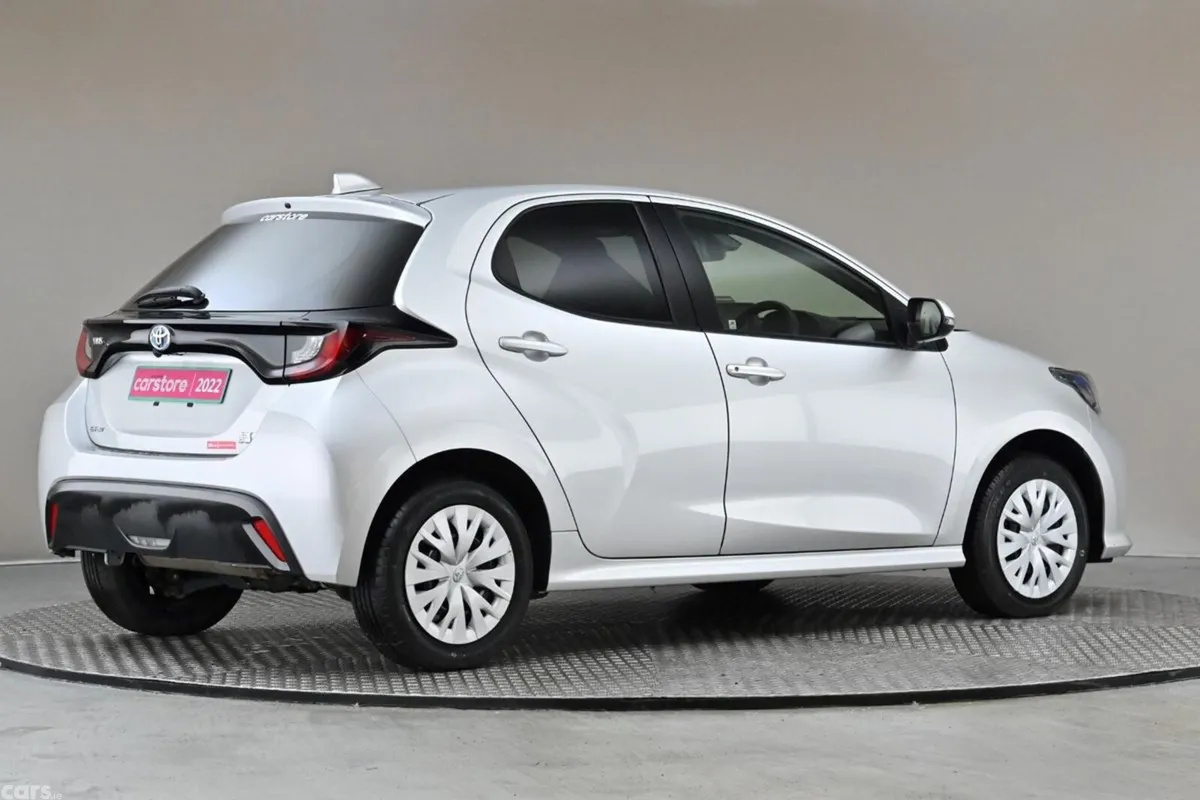 Toyota Yaris Hatchback, Petrol Hybrid, 2022, Silver