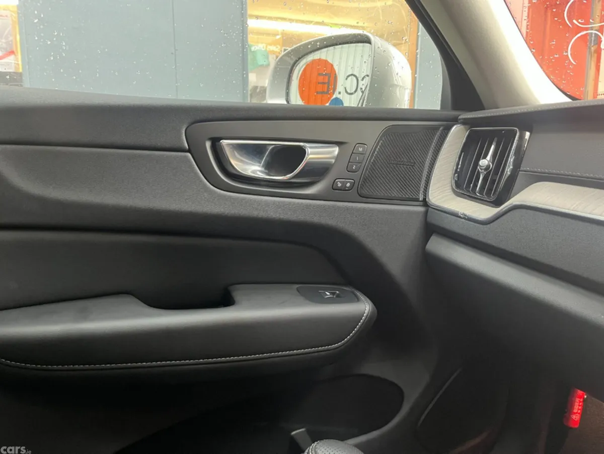 Volvo XC60 SUV, Petrol, 2022, Silver