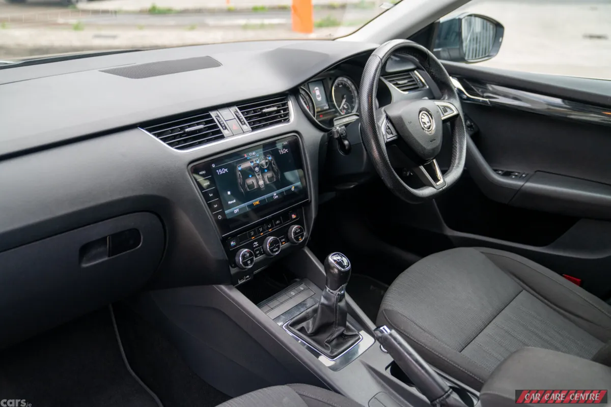 Skoda Octavia Saloon, Diesel, 2019, Grey