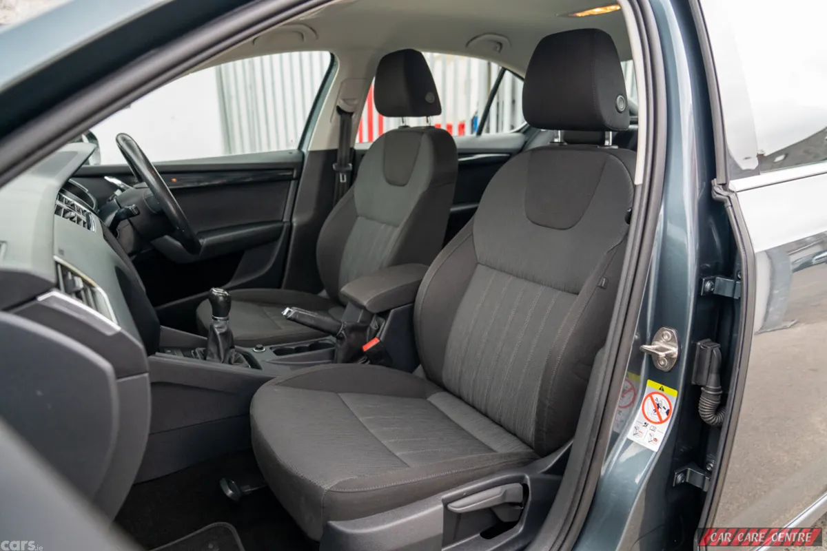 Skoda Octavia Saloon, Diesel, 2019, Grey