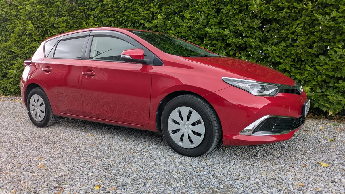 Toyota Auris Hatchback, Petrol, 2017, Red