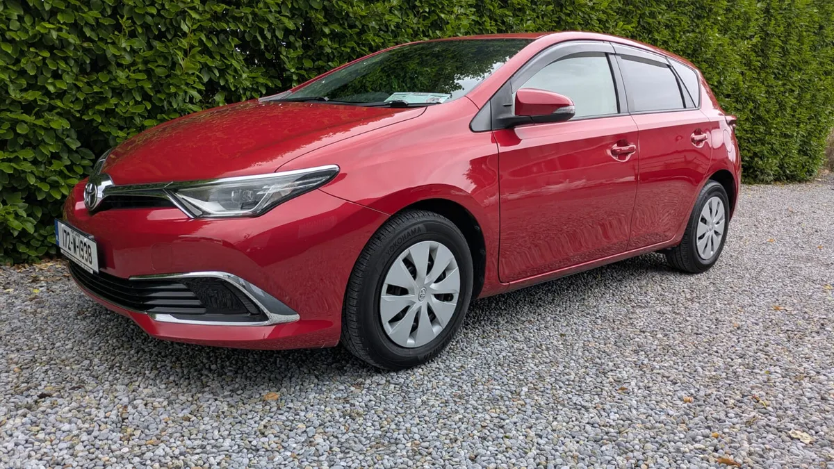 Toyota Auris Hatchback, Petrol, 2017, Red
