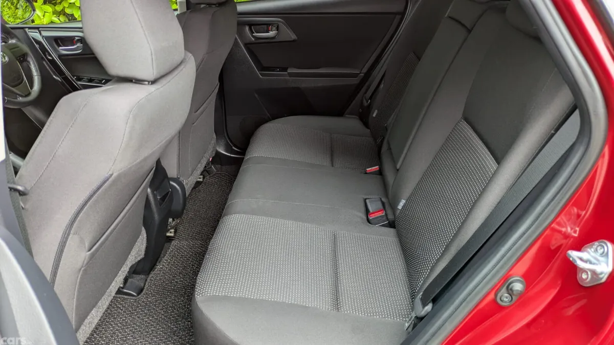 Toyota Auris Hatchback, Petrol, 2017, Red