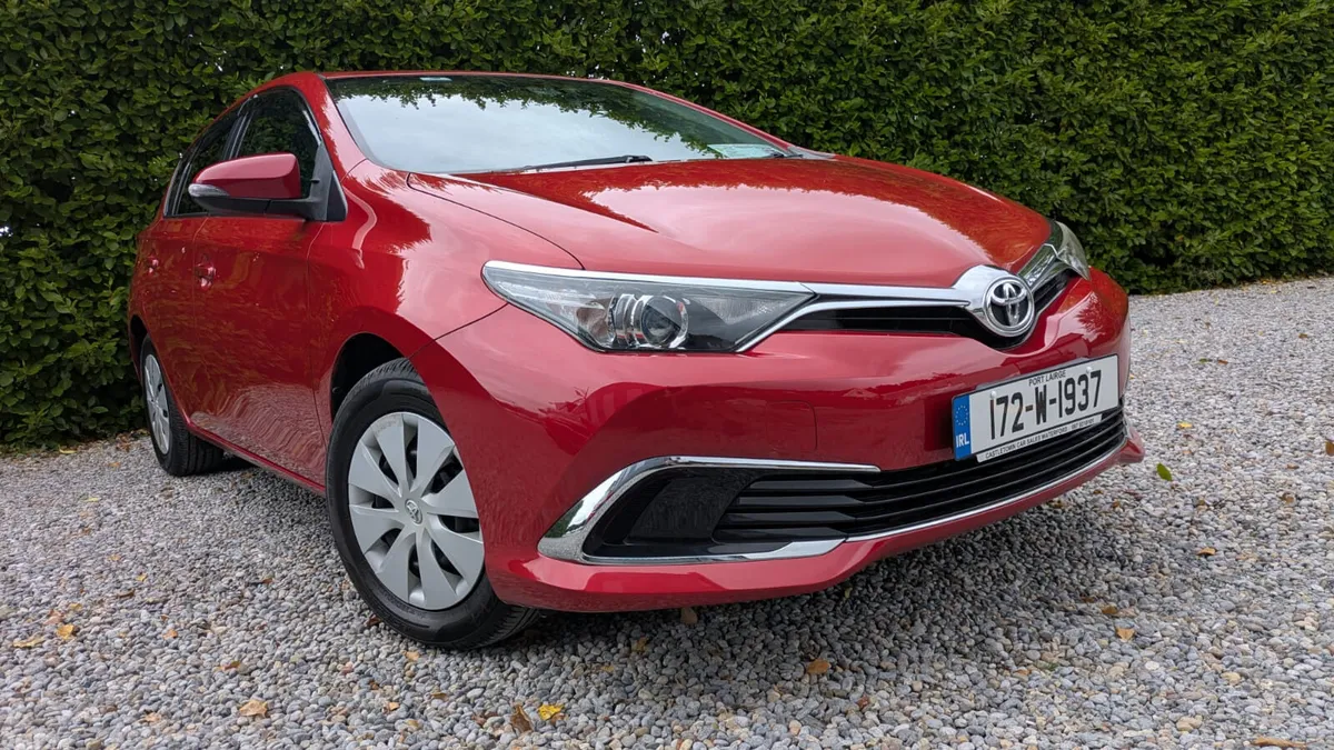 Toyota Auris Hatchback, Petrol, 2017, Red