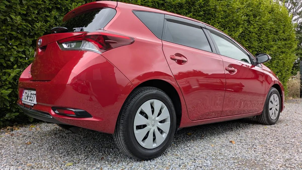 Toyota Auris Hatchback, Petrol, 2017, Red