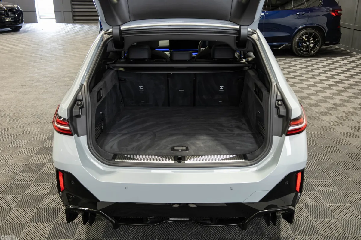 BMW 5-Series Estate, Petrol Plug-in Hybrid, 2025, Grey