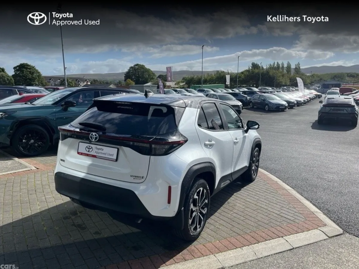Toyota Yaris Cross Hatchback, Petrol Hybrid, 2023, White
