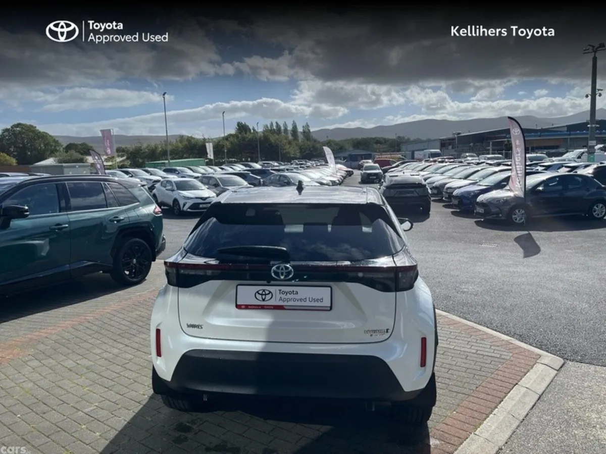 Toyota Yaris Cross Hatchback, Petrol Hybrid, 2023, White