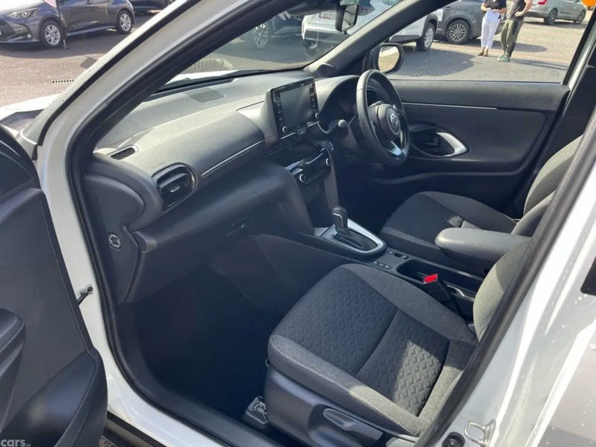 Toyota Yaris Cross Hatchback, Petrol Hybrid, 2023, White