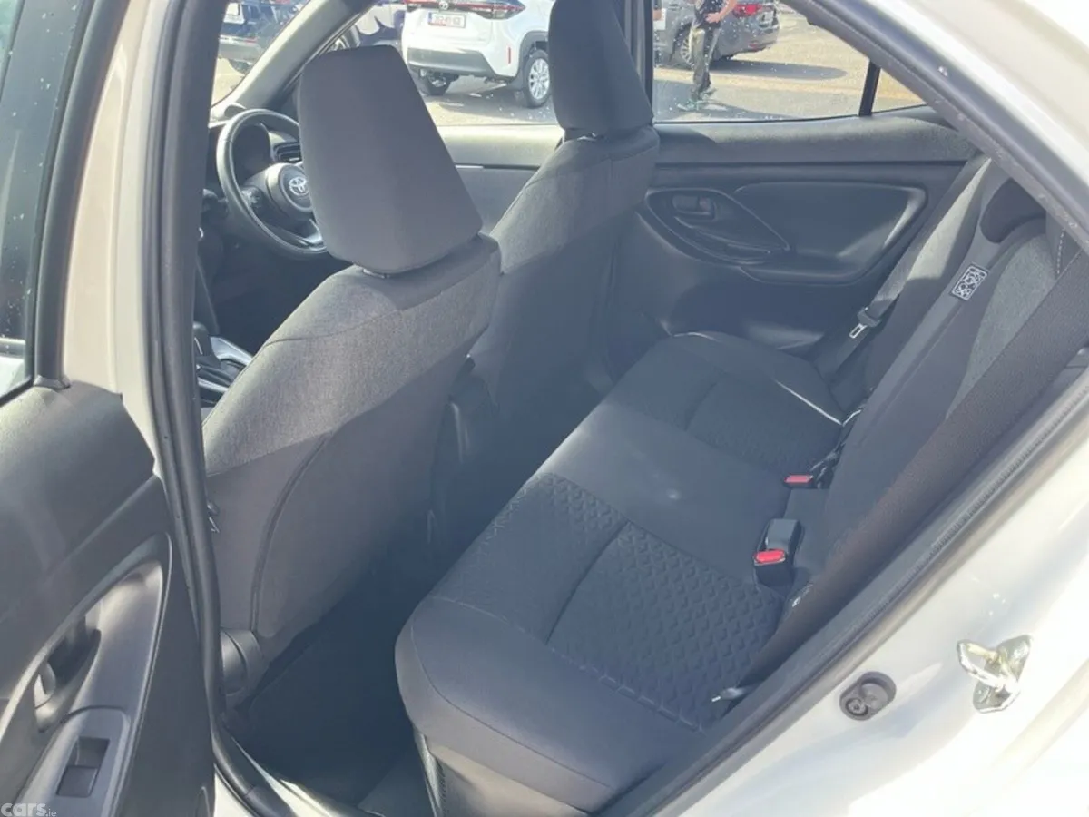 Toyota Yaris Cross Hatchback, Petrol Hybrid, 2023, White