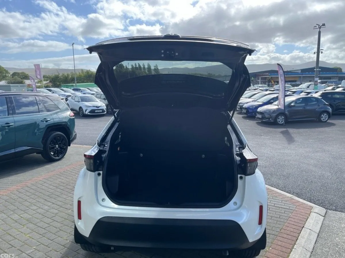 Toyota Yaris Cross Hatchback, Petrol Hybrid, 2023, White