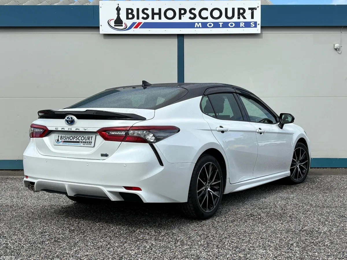 Toyota Camry Saloon, Petrol Hybrid, 2021, White